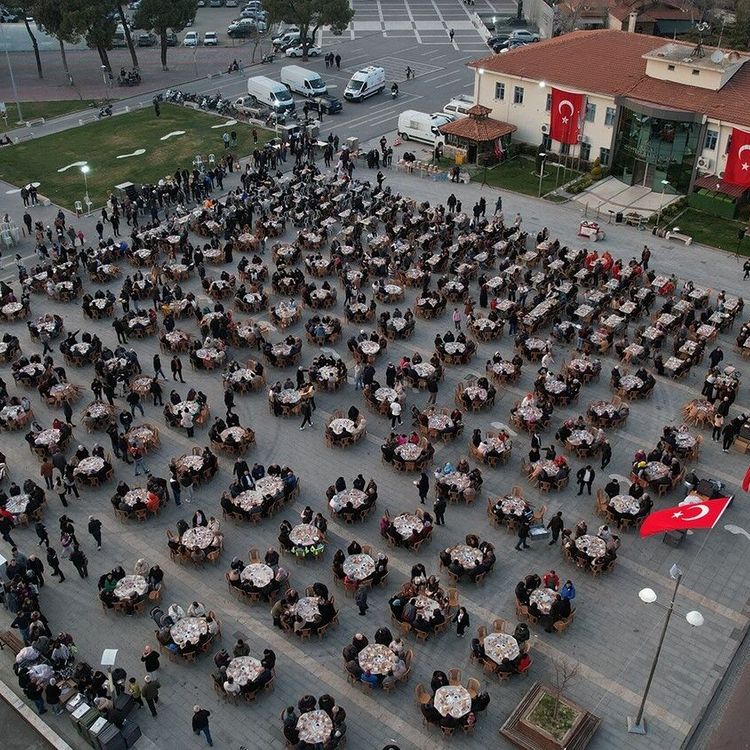 Kasapoğlu ve Vali Özkan vatandaşlarla iftarda buluştu