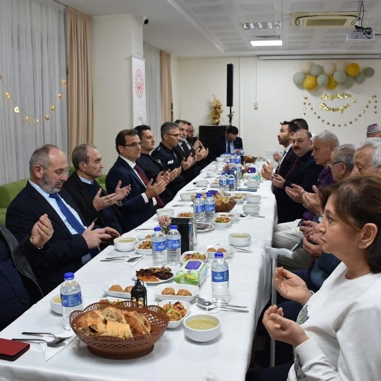 Kaymakam Güldoğan huzurevi sakinleriyle iftarda buluştu