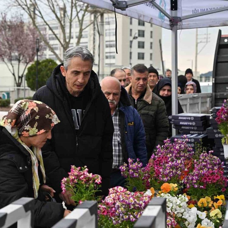 Manisa Büyükşehir Belediyesi, mezarlık ziyaretlerinde vatandaşların yanında oldu