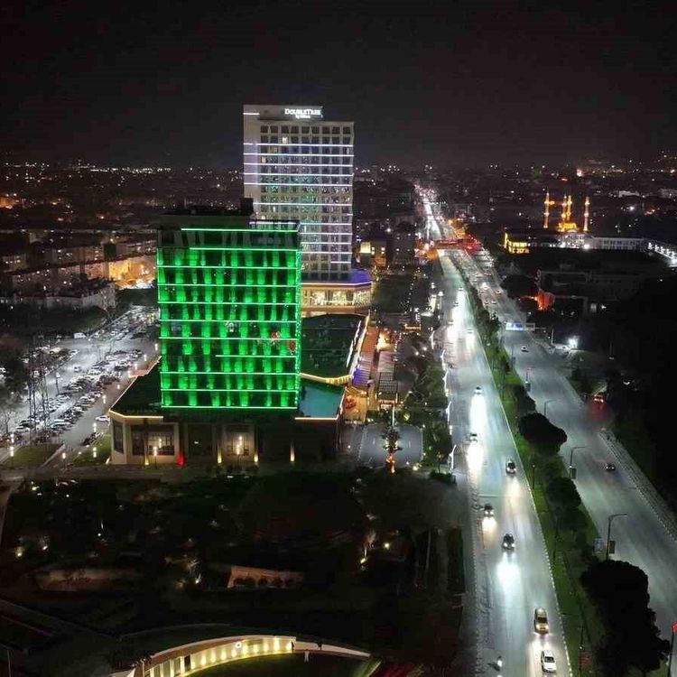 Manisa Büyükşehir Belediyesinden Tıp Bayramı'na özel ışıklandırma