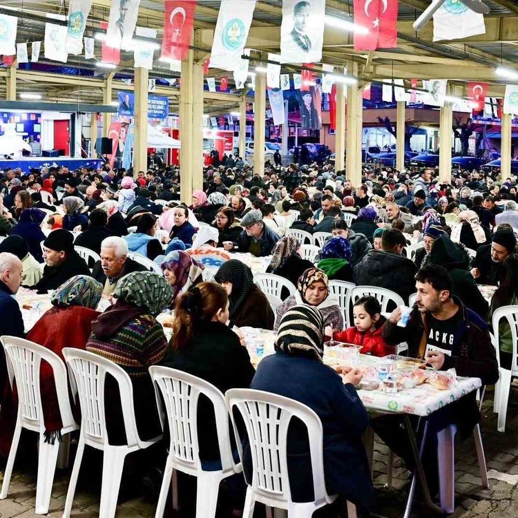 Manisa Büyükşehir'in iftar sofrası Kırkağaç'ta kuruldu