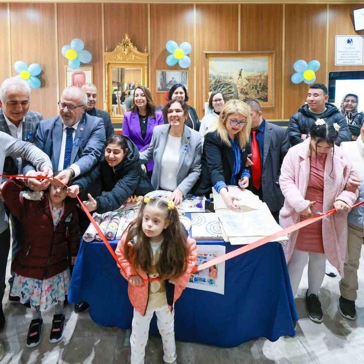 Özel ihtiyaçlı bireylerin eserleri sergilendi