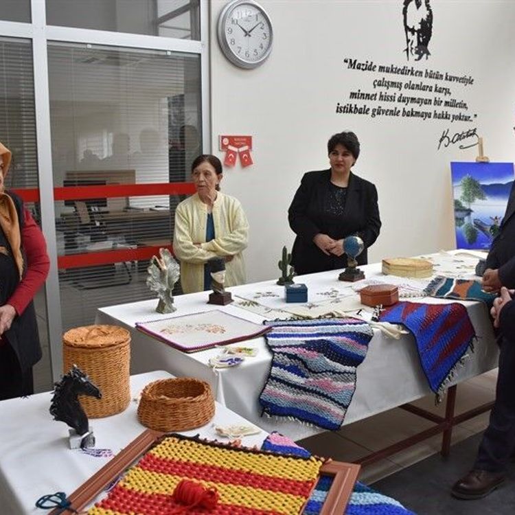 Salihli huzurevi sakinleri hünerlerini sergiledi