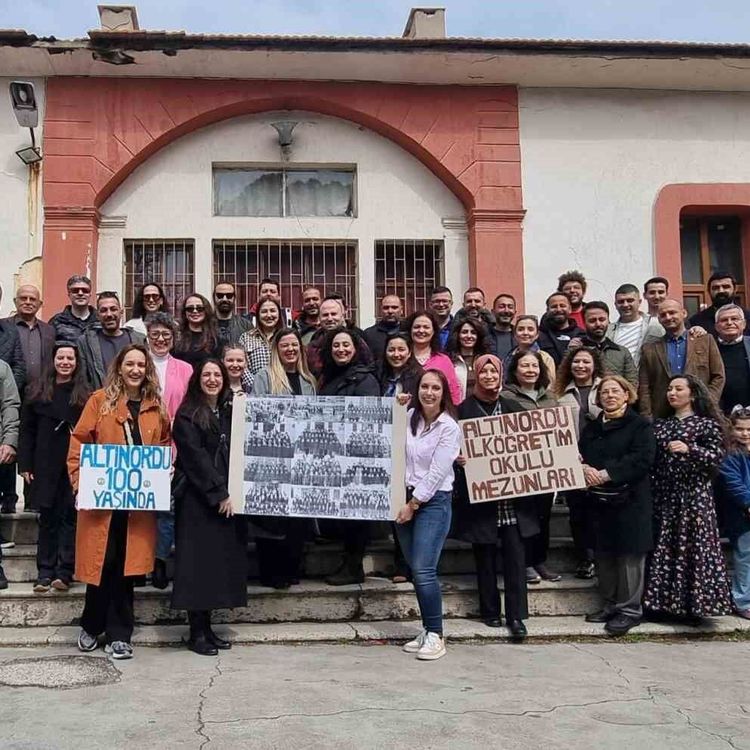 Salihli'de ilkokul mezunları 25 yıl sonra buluştu
