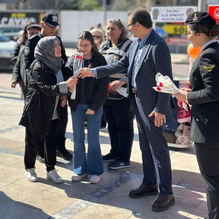 Salihli'de kadına yönelik şiddete karşı bilgilendirme stantları kuruldu