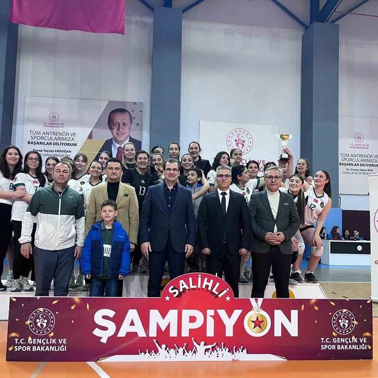 Salihli'de Kadınlar Günü'ne özel voleybol turnuvası büyük heyecana sahne oldu