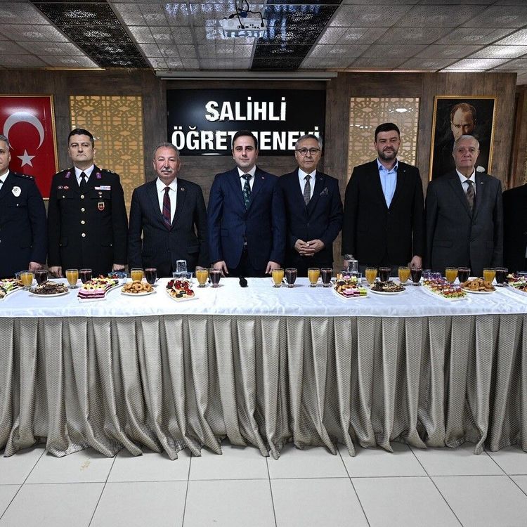 Salihli'de protokol ve vatandaşlar bayramlaştı