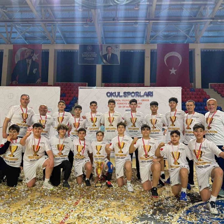 Salihli'nin yıldızları Hentbol'de Türkiye şampiyonu