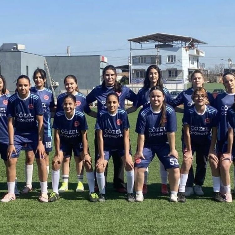 Saruhanlı'da kız futbol takımı kuruldu