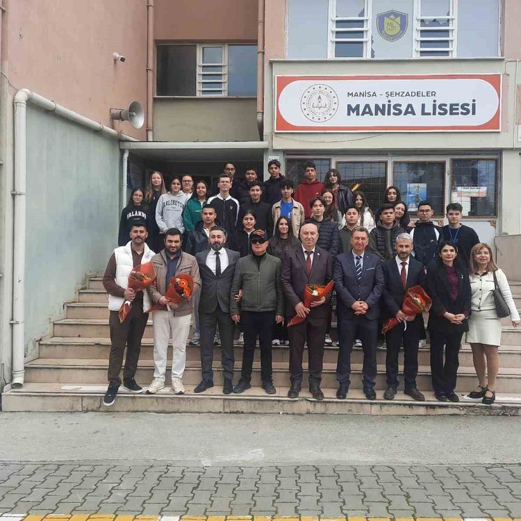 Şehit yakınları ve gaziler Manisa Lisesi'nde gençlerle buluştu
