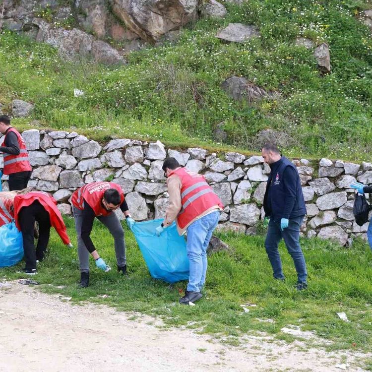 Şehzadeler Belediyesinden Spil'de anlamlı temizlik