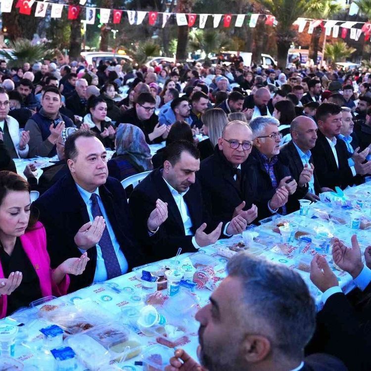 Turgutlu'da yüzlerce kişi iftar sofrasında buluştu