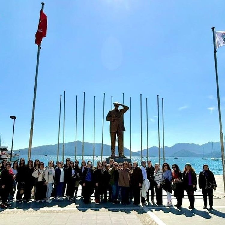 Turizmci Menemencioğlu ve Gökten'den Aydınlı kadınlara jest
