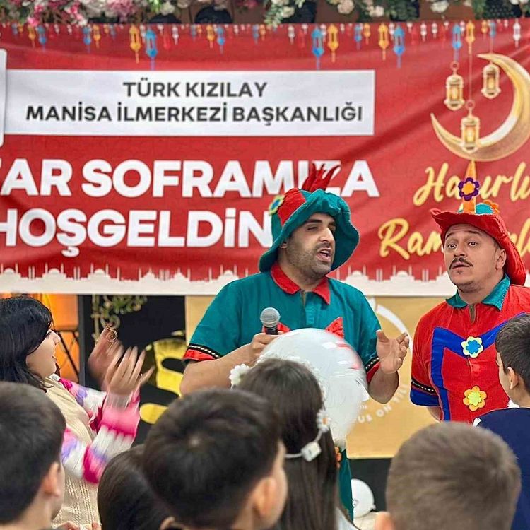 Türk Kızılay Manisa'dan, yetimler için özel iftar