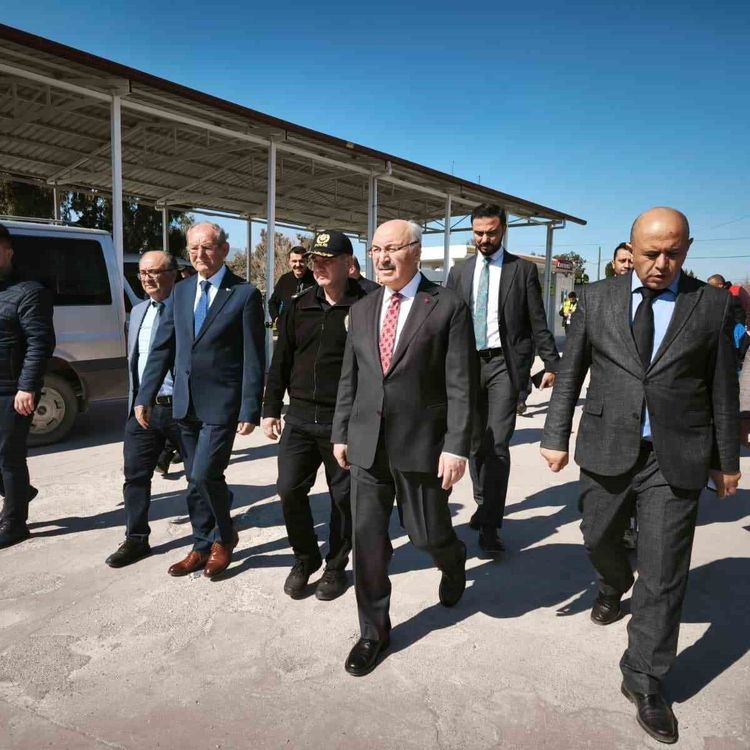 Vali Köşger açıklama yaptığı sırada artçı depreme yakalandı