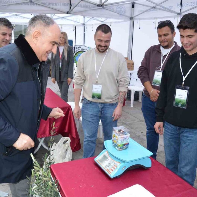 Vali Özkan atık pil teslim etti, zeytin fidanı aldı
