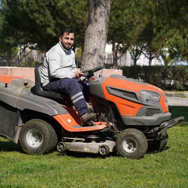 Yunusemre'den parklara bahar temizliği