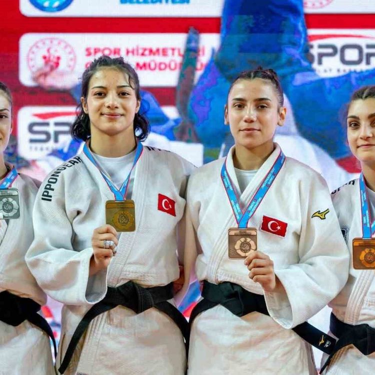 Yunusemreli judocular Trabzon'dan çifte madalya ile döndü