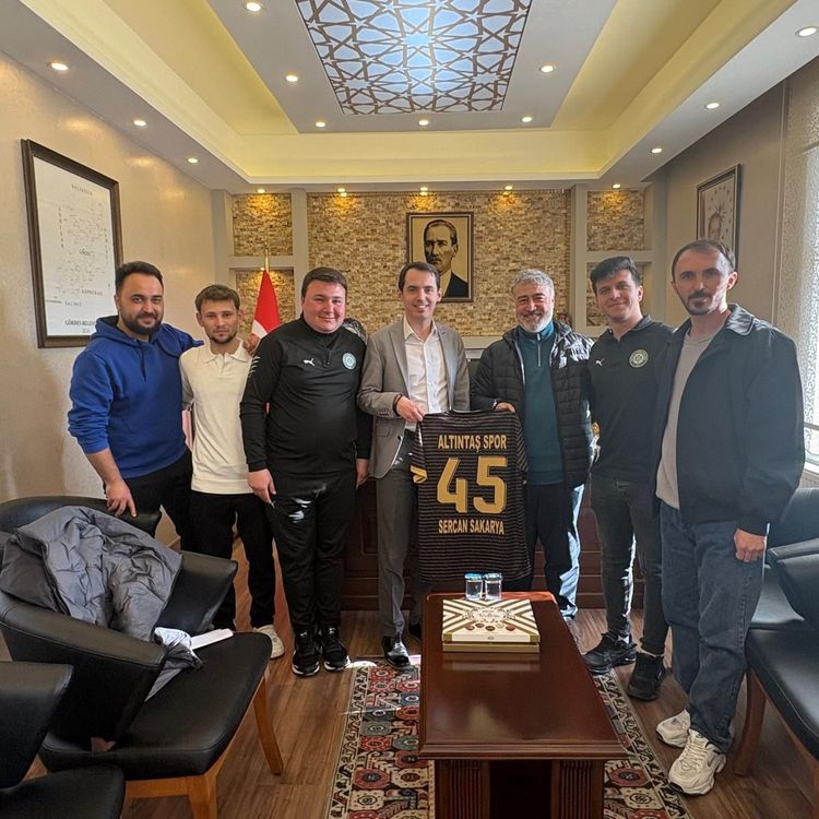 ALTINTAŞSPOR YÖNETİCİ VE FUTBOLCULARI KAYMAKAMI ZİYARET ETTİ