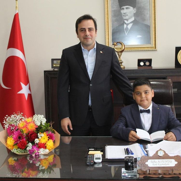 23 Nisan'da çocuklar protokol koltuklarına oturdu