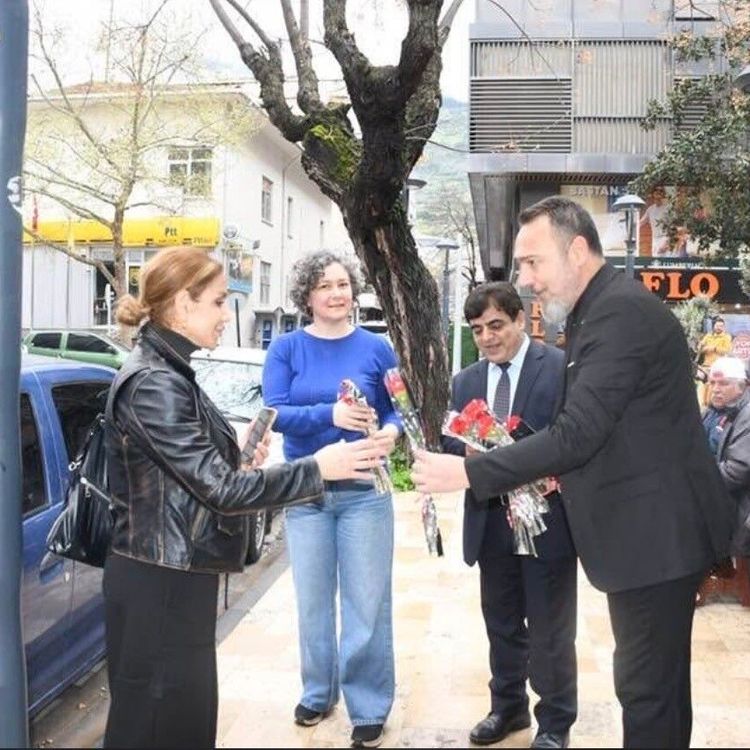 Ağrılılardan Manisa sokaklarında 404 karanfille kutlama