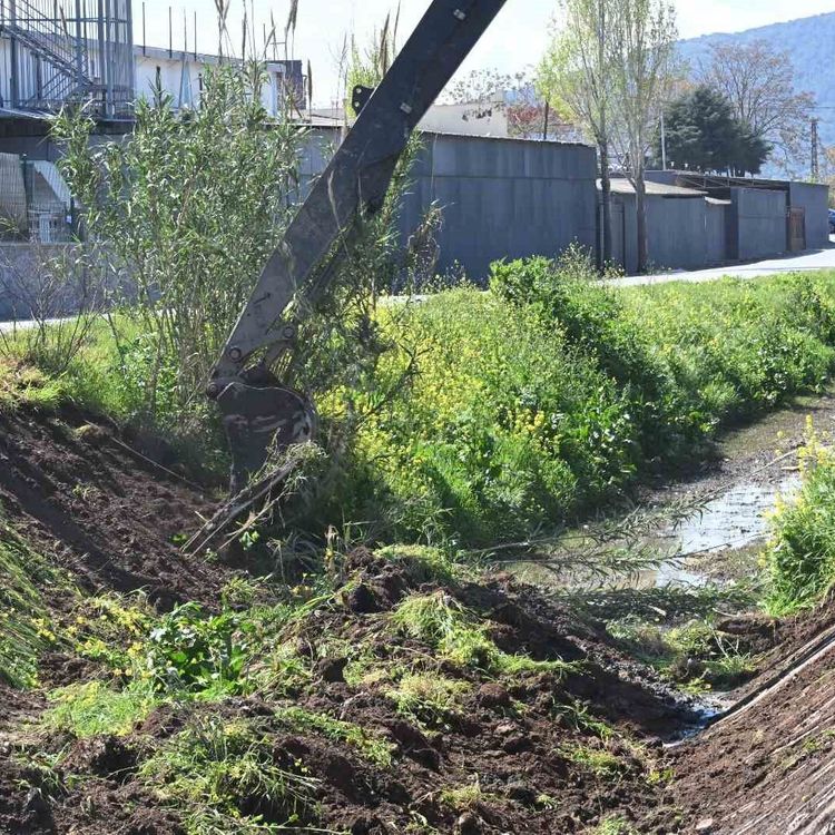 Akhisar'da 5 kilometrelik dere hattı temizleniyor