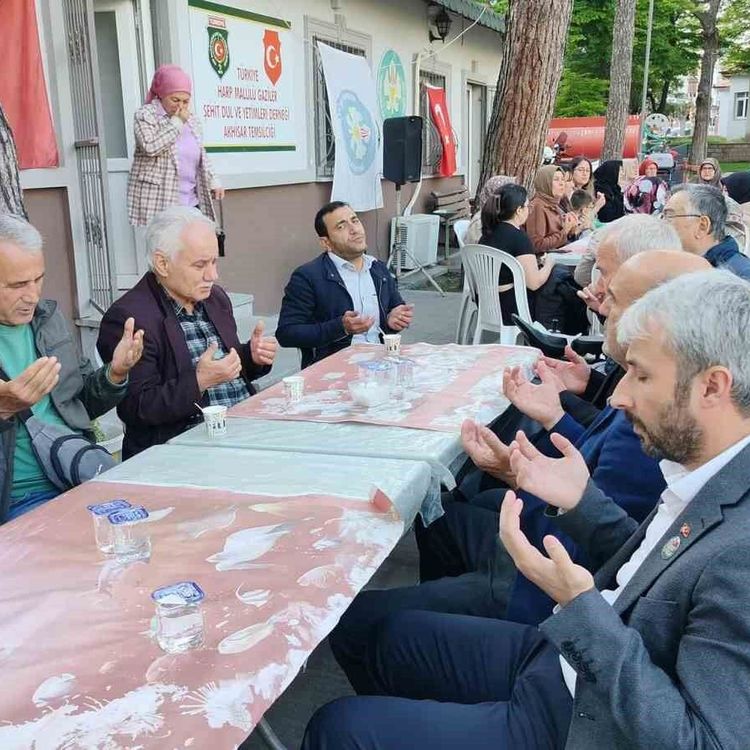 Akhisar'da şehit aileleri ve gazilerden duygu dolu buluşma