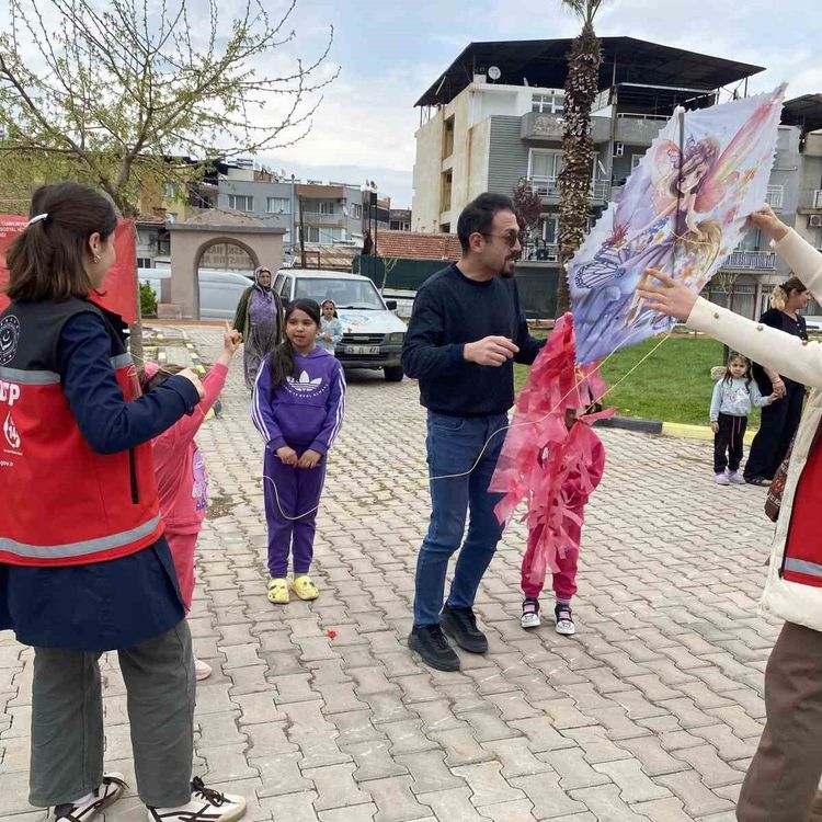 Alaşehir'de Romanlar Günü uçurtma şenliğiyle kutlandı