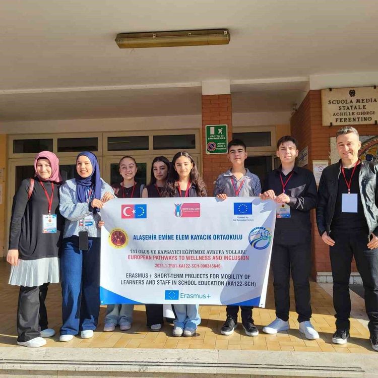 Alaşehirli öğrenciler İtalya'da Türkiye'yi temsil etti