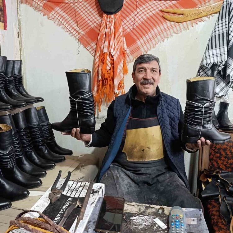 Asırlık kalıplarla körüklü çizme üretiyor