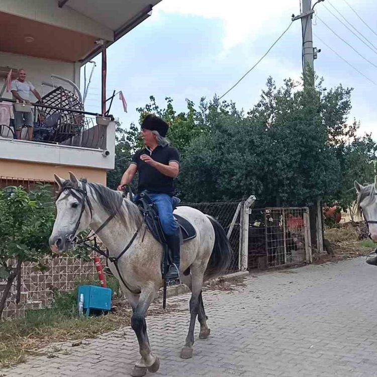 'Az daha çoktur' ile 10 yıllık birikimini sayfalara taşıdı