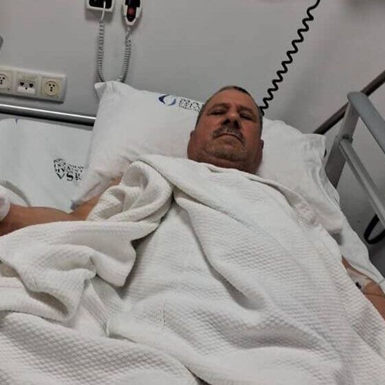 Başıboş köpeklerin saldırısına uğrayan adamın baş parmağı koptu