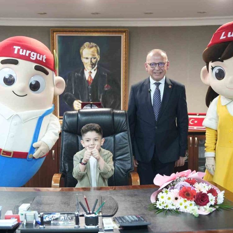 Başkan Çetin Akın koltuğunu minik başkana emanet etti