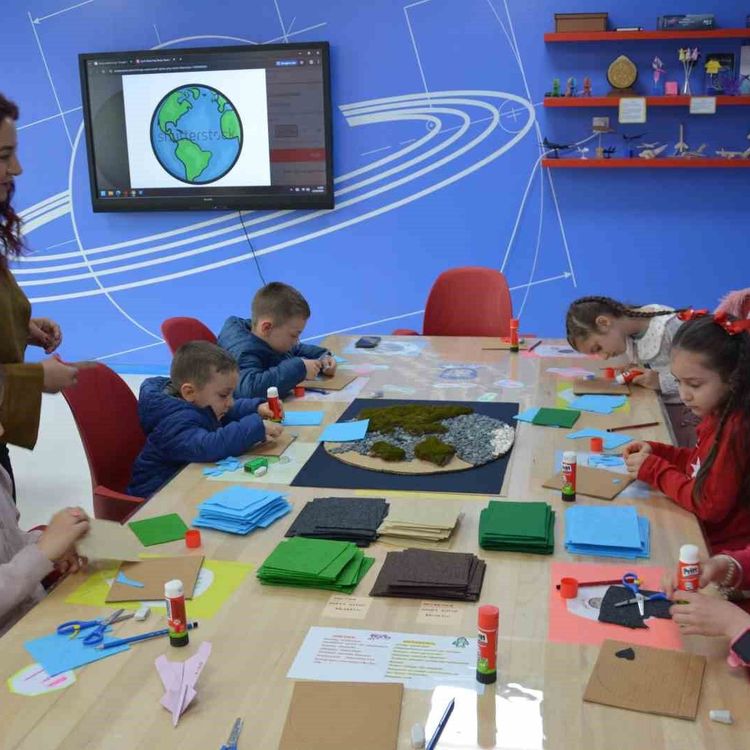 Demirci'de çocuklar bayramı bilimle kutladı