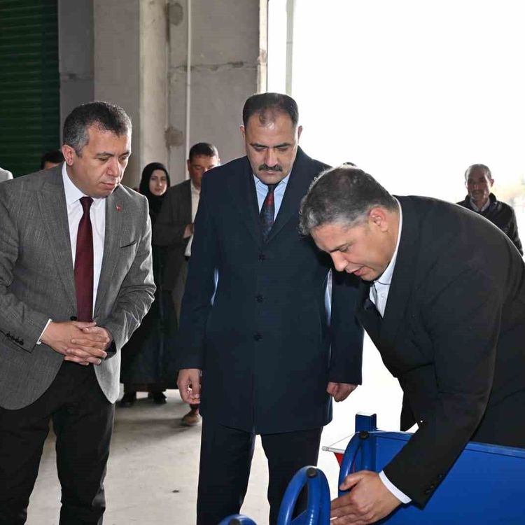 Demirci'de küçükbaş üreticilerine 'Kilitli yemlik' desteği