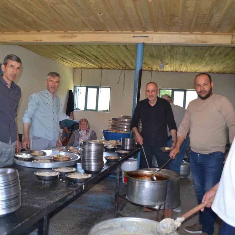 Gördes'te geleneksel köy hayrına yoğun katılım