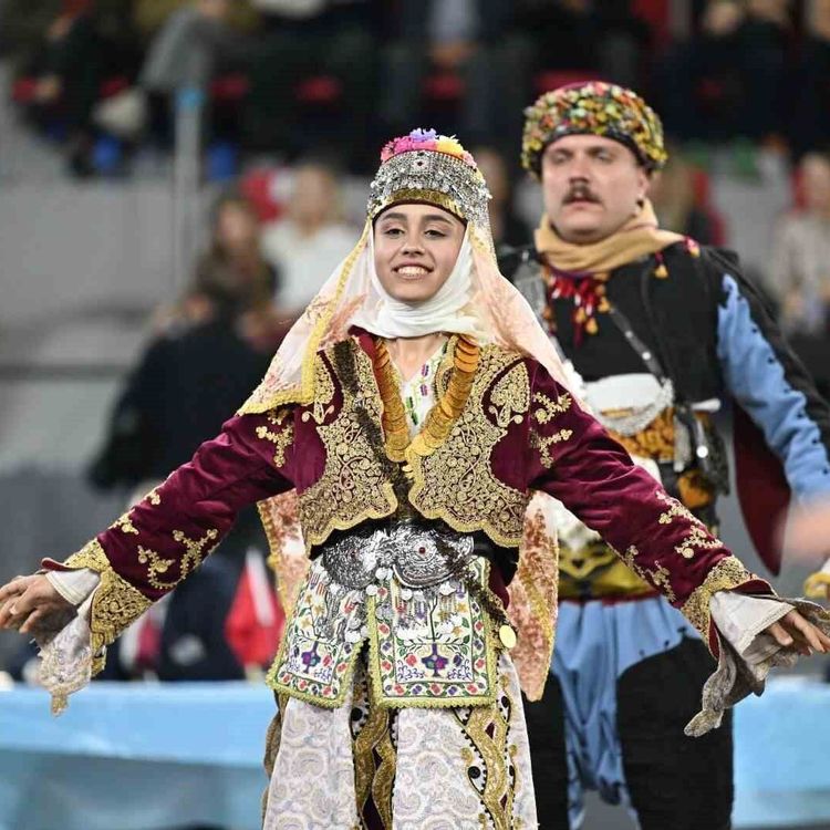 Halk oyunları yarışmasına Manisa Büyükşehir Belediyespor damga vurdu