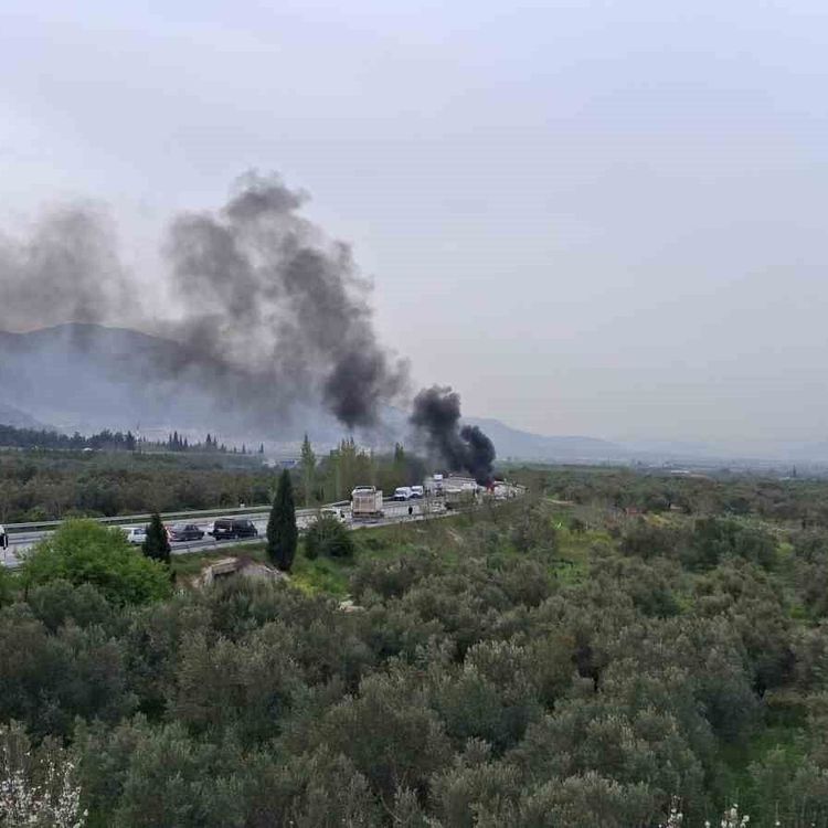 Kırkağaç'ta otomobil önce bariyerlere çarptı sonra alev alev yandı