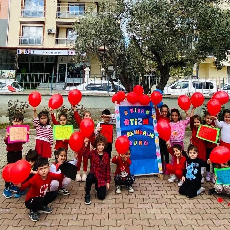 Kırmızıyla otizme dikkat çektiler