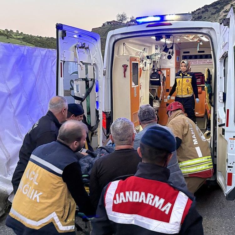 Kontrolden çıkan tır devrildi: 1 yaralı