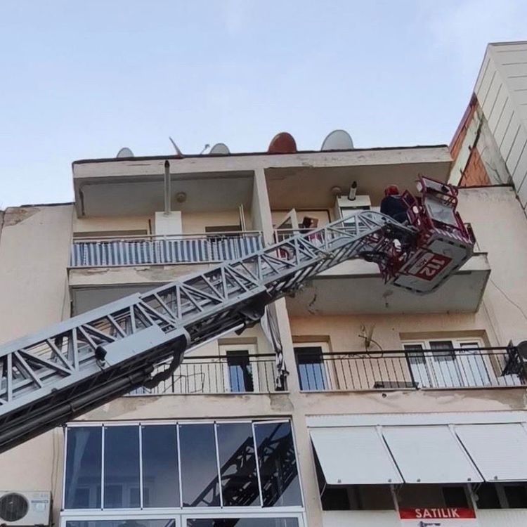 Manisa'da çamaşır makinesinden çıkan yangın paniğe neden oldu