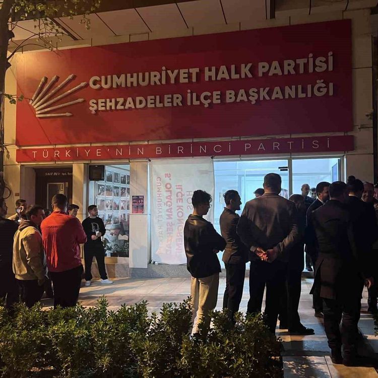 Manisa'da iş vaadi öfkesiyle CHP binasının camlarını kırdı