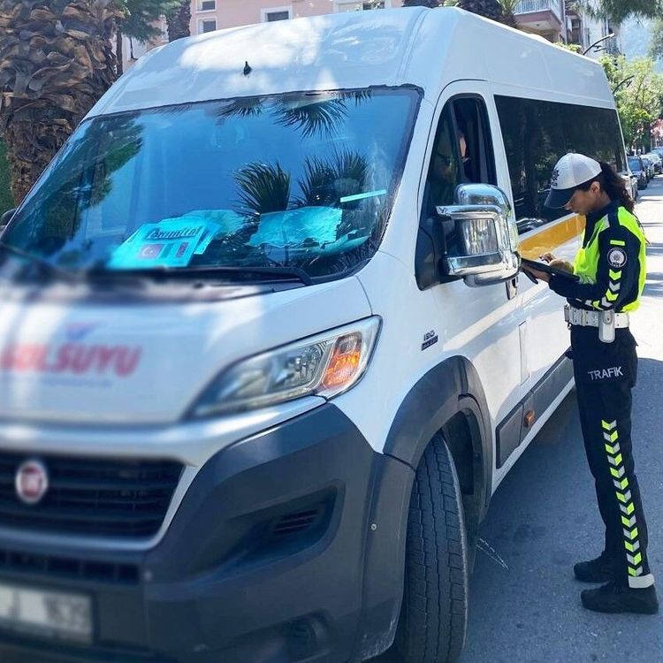 Manisa'da okul çevrelerine sıkı trafik denetimi: 9 sürücüye ceza