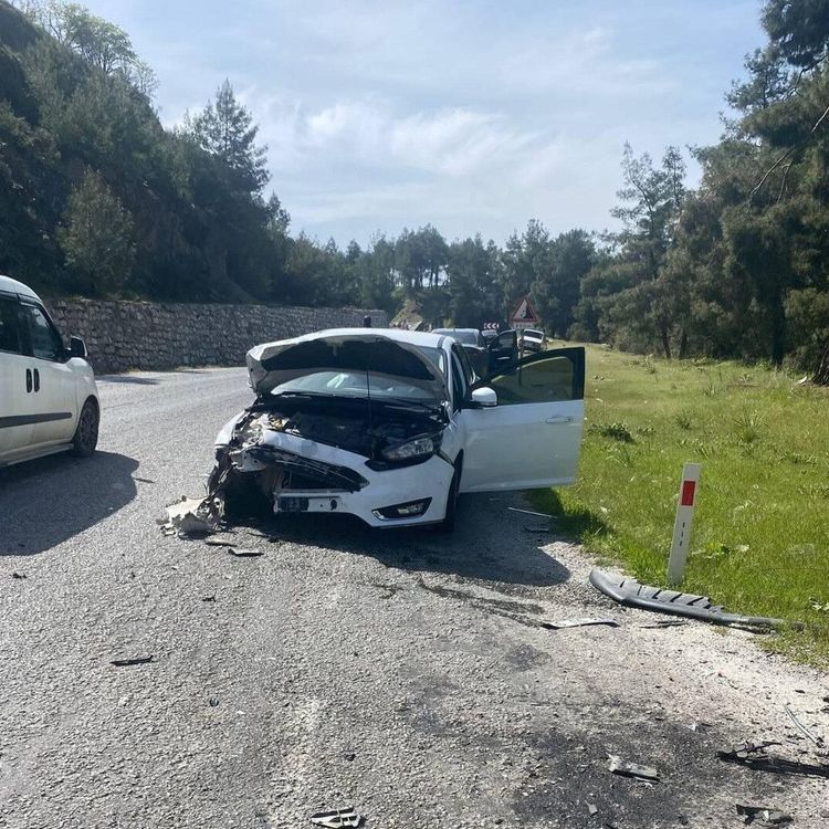 Manisa'da otomobiller çarpıştı: 4 kişi yaralandı