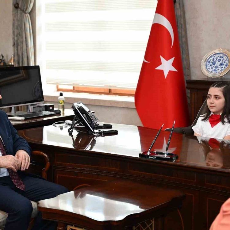 Manisa'da Valilik makamı minik Mehlika'ya emanet