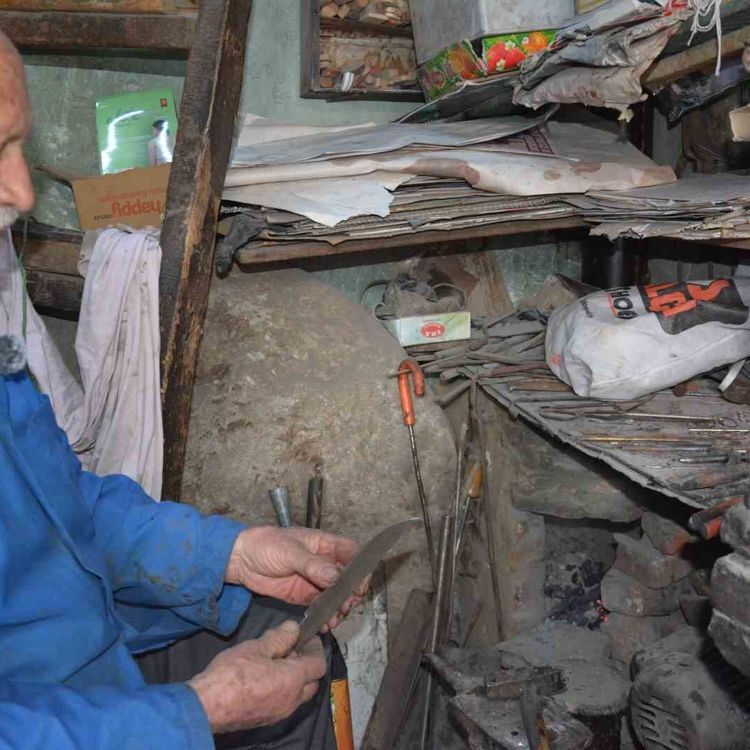 Manisa'nın 64 yıllık çelik bileği Orhan usta yarım asırdır örs başında