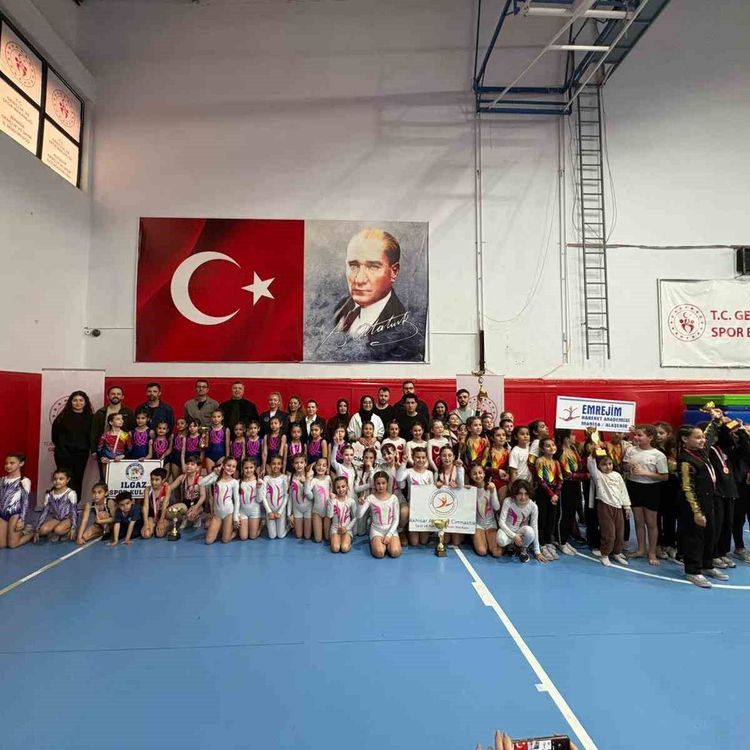 Minik cimnastikçilerden 23 Nisan için Alaşehir'de yarıştı