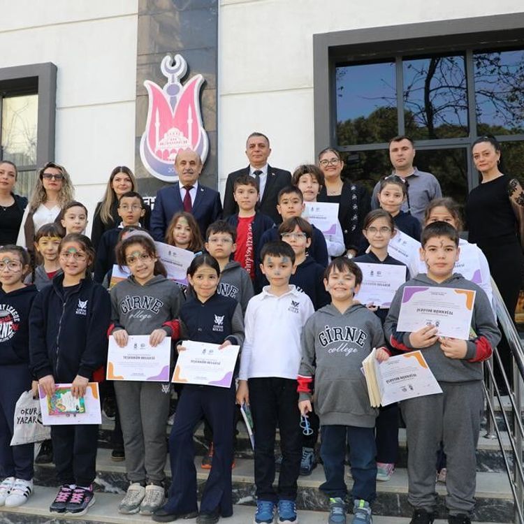 Minik öğrenciler kütüphane ziyaretinde kitap bağışında bulundu