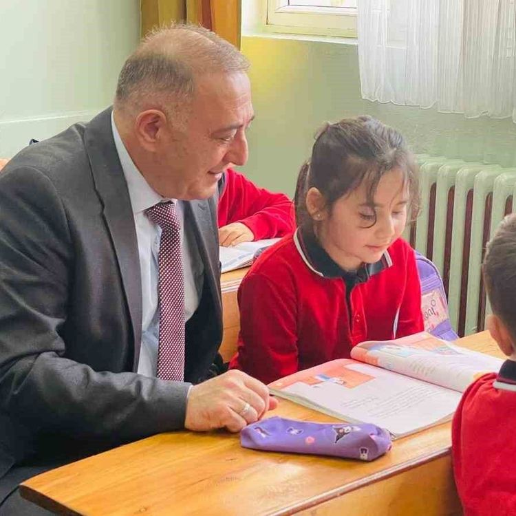 Minik öğrencinin mektubu kaymakam Cantürk'ü sınıfa getirdi