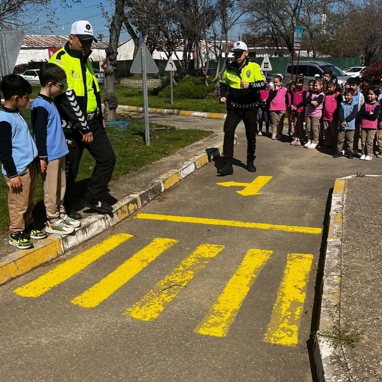 Minikler trafiği eğlenerek öğrendi